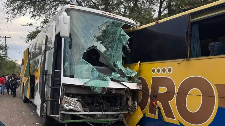 Choque frontal entre autobuses en carretera Tlapa-Puebla deja al menos tres muertos y decenas de heridos choque de autobuses en carretera Tlapa-Puebla