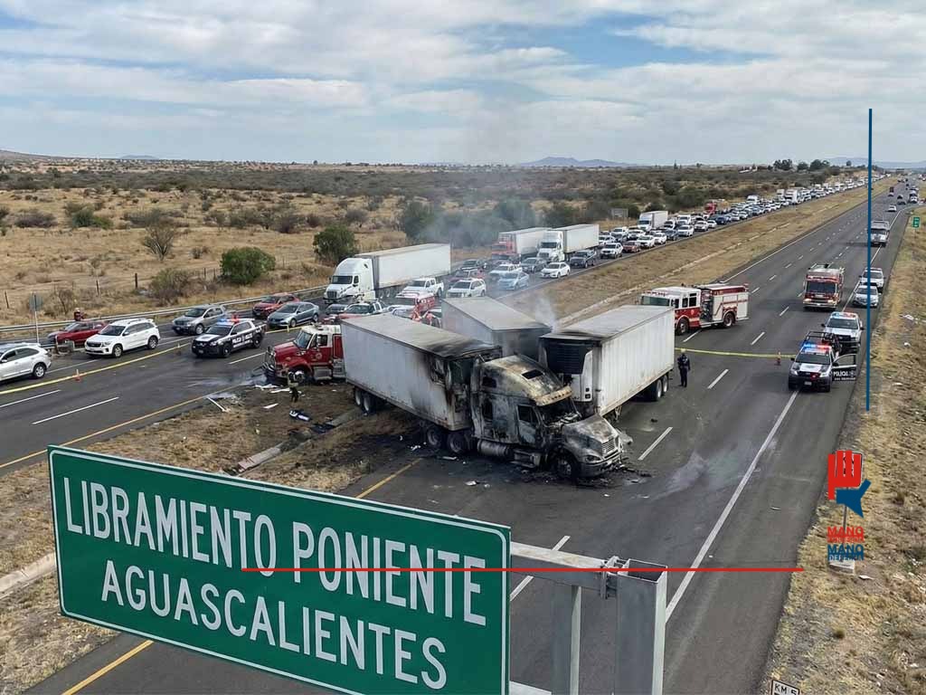 Tragedia en Aguascalientes: choque de tráileres deja un muerto calcinado y colapsa el libramiento poniente Tragedia en Aguascalientes: choque de tráileres deja un muerto calcinado y colapsa el libramiento poniente
