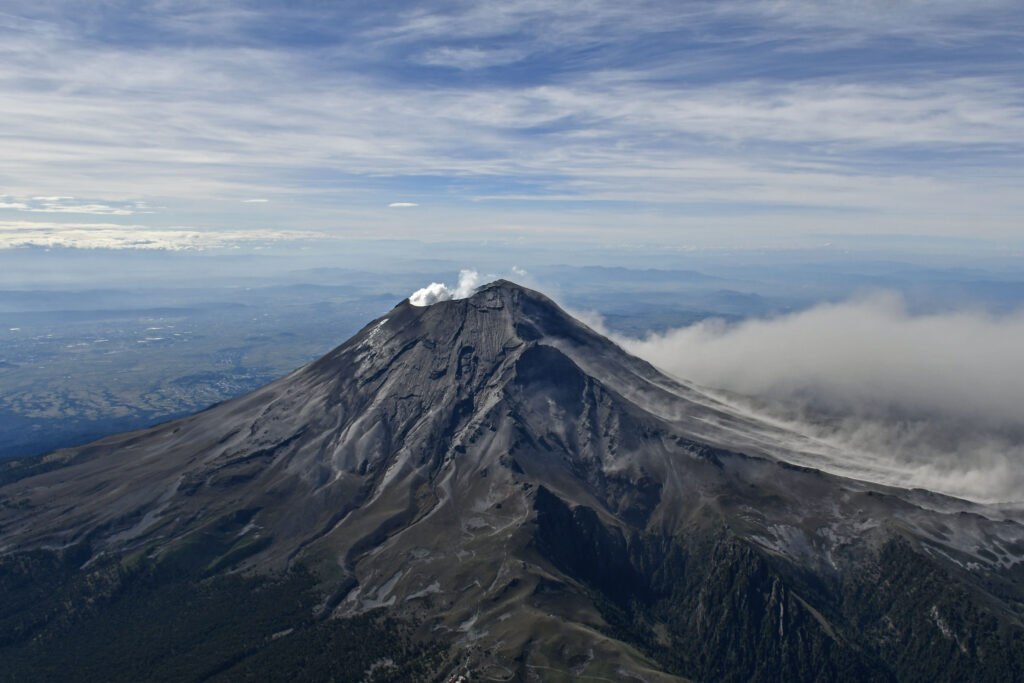 Autoridades alertan por aumento en la actividad del volcán Popocatépetl: actividad reciente mantiene en alerta a pobladores cercanos Autoridades alertan la actividad del volcán Popocatépetl