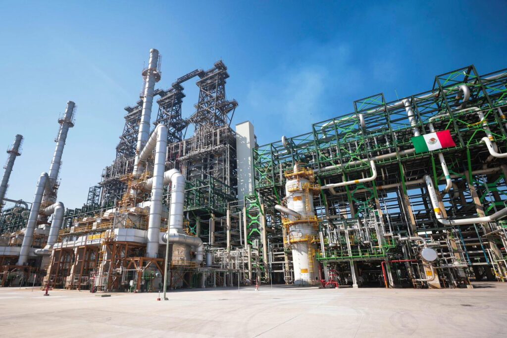 Casi 2 mil pesos por mexicano cuesta sostener a Pemex en 2026 Casi 2 mil pesos por mexicano cuesta sostener a Pemex en 2026