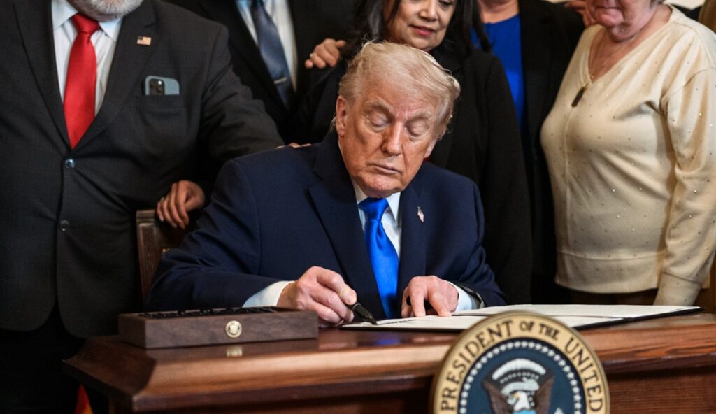 Trump impone un arancel global que sacude los mercados internacionales Donald Trump aplica un arancel global y sacude mercados internacionales