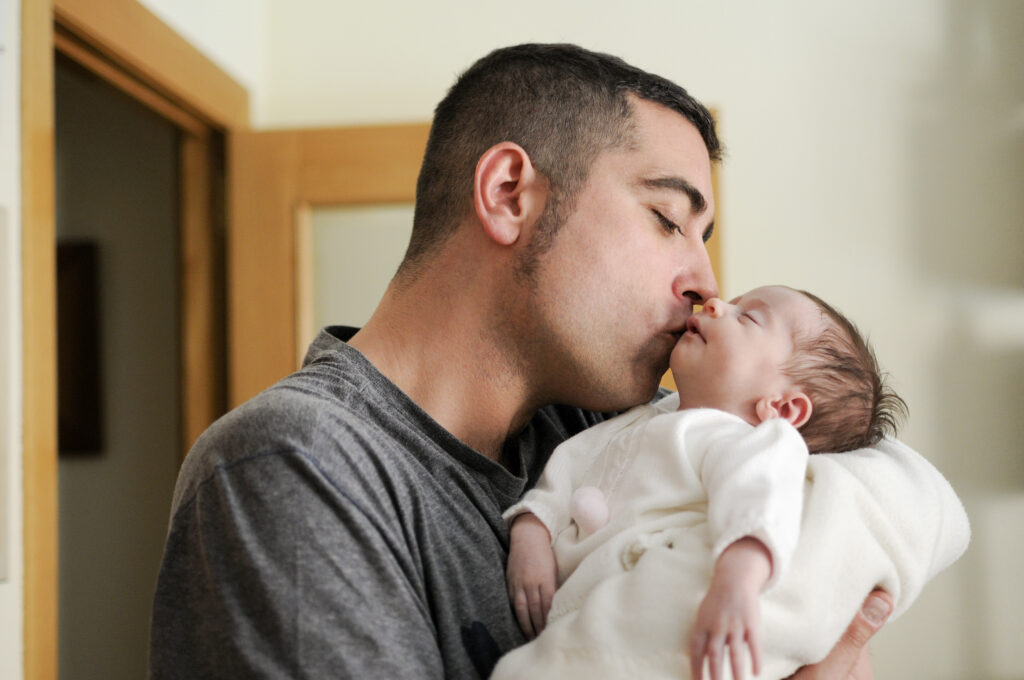 Proponen extender a 30 días la licencia de paternidad en México